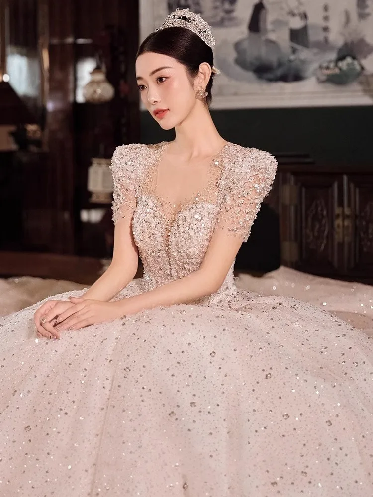 فستان زفاف أنيق بأكمام قصيرة، ثوب فاخر بذيل للعرائس، تطريز ثقيل، تصميم صدرية مع ذيل طويل، قماش كريستالي