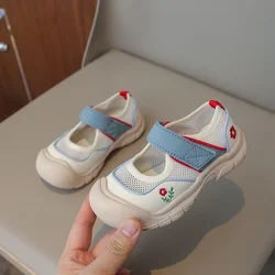 2024 New Kids Girls scarpe sportive Versatile Hook & Loop Cute Flowers ricamo estate bambini moda scarpe sportive dita dei piedi avvolte
