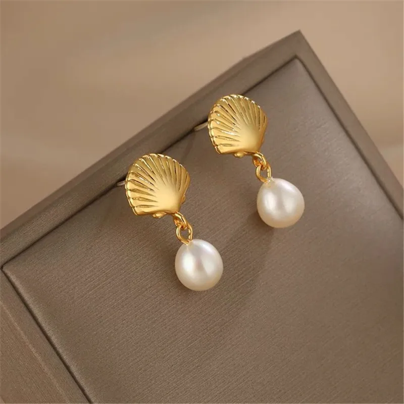 Fashionable and Elegant French Natural Pearl Stud Earrings with Women Shell Exquisite S925 Silver Jewelry