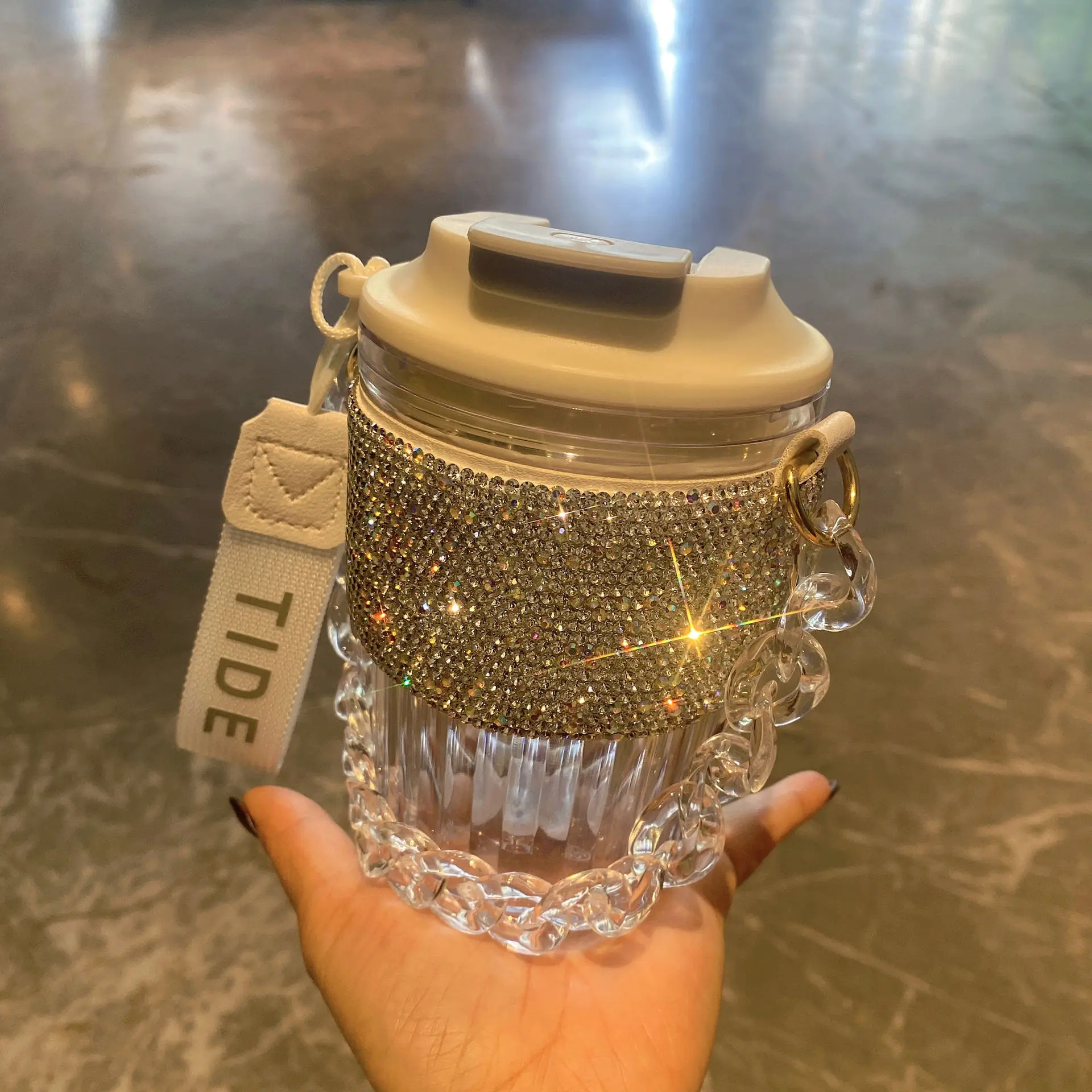 

Large-capacity Portable Plastic Water Cup, Light Luxury Diamond-encrusted Chain, Portable Direct Drinking Coffee Cup