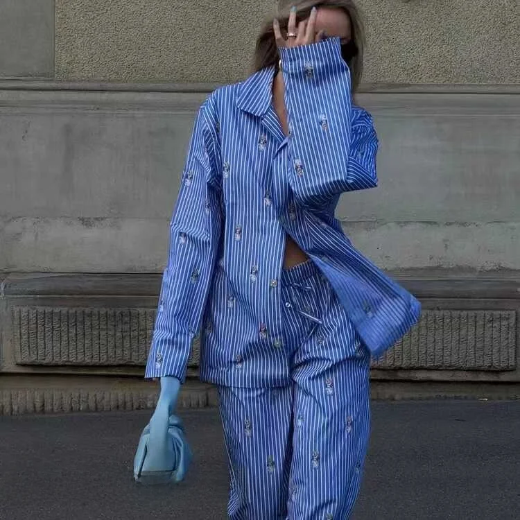 

Комплект из двух предметов с длинным светом и брюками с мультяшным принтом, полосатый модный женский наряд, весна 2024, сезон