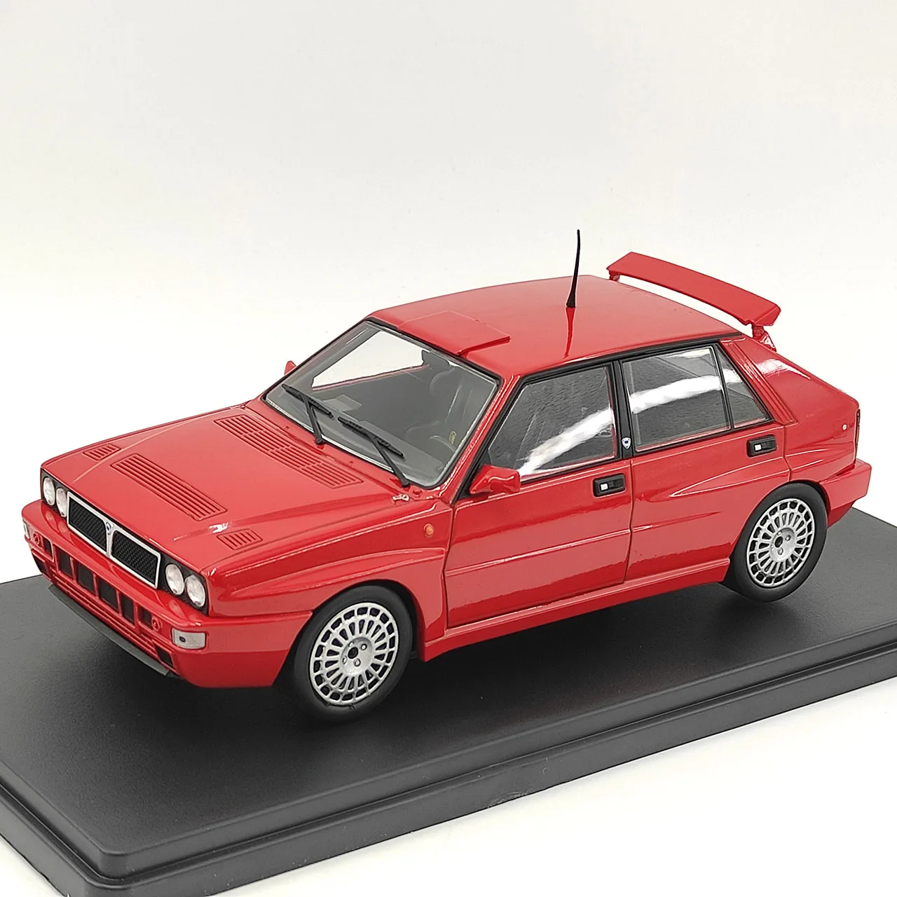 Diecast WHITEBOX 1:24 Scale Lancia Delta Integrale 16V Alloy Car Model Collectible Toy Gift Souvenir Display Ornament