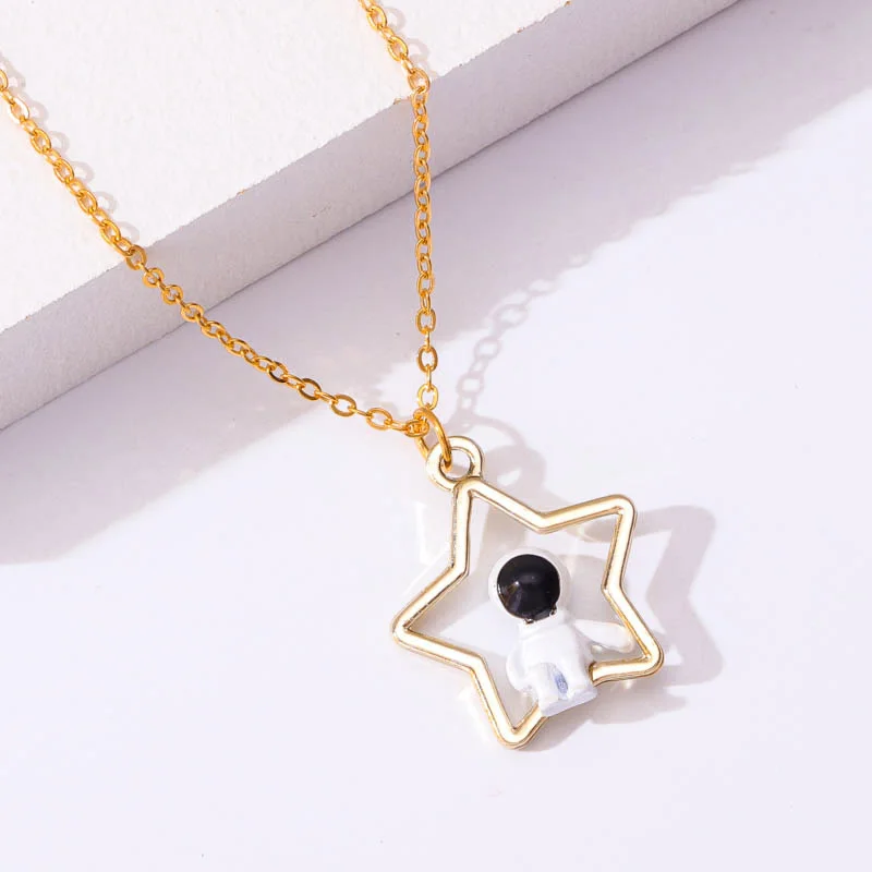 2023 New Trendy Alloy Enamel Moon Star 3D Spaceman Pendant Necklace Delicate Astronaut Charm Necklace Jewelry For Couple Girls