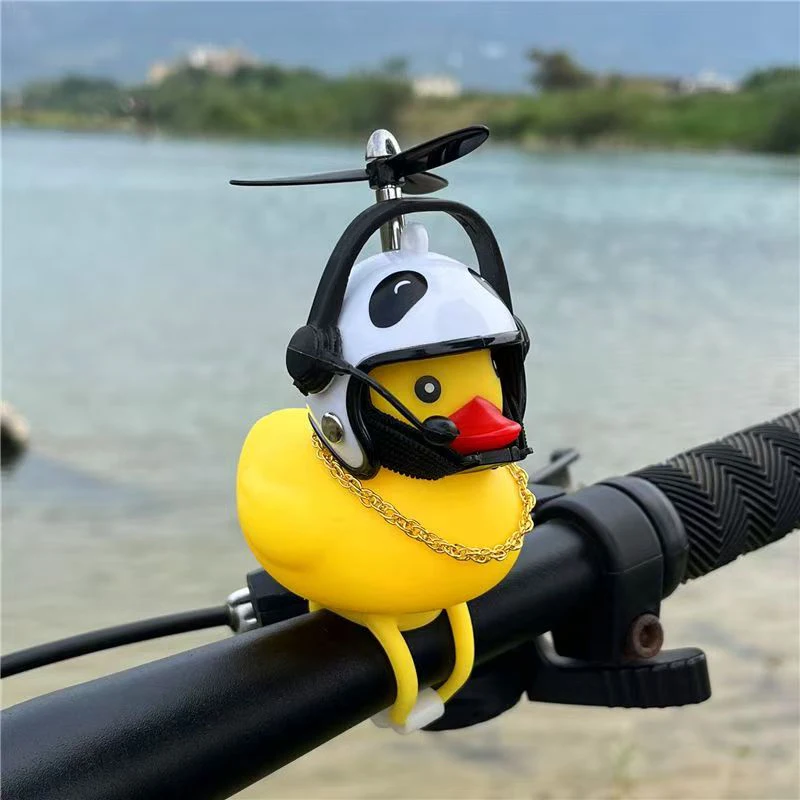 Pato amarillo para montar en Motor, adorno para ciclismo, decoración para bicicleta y coche, accesorios interiores para coche, patito de goma con casco de hélice