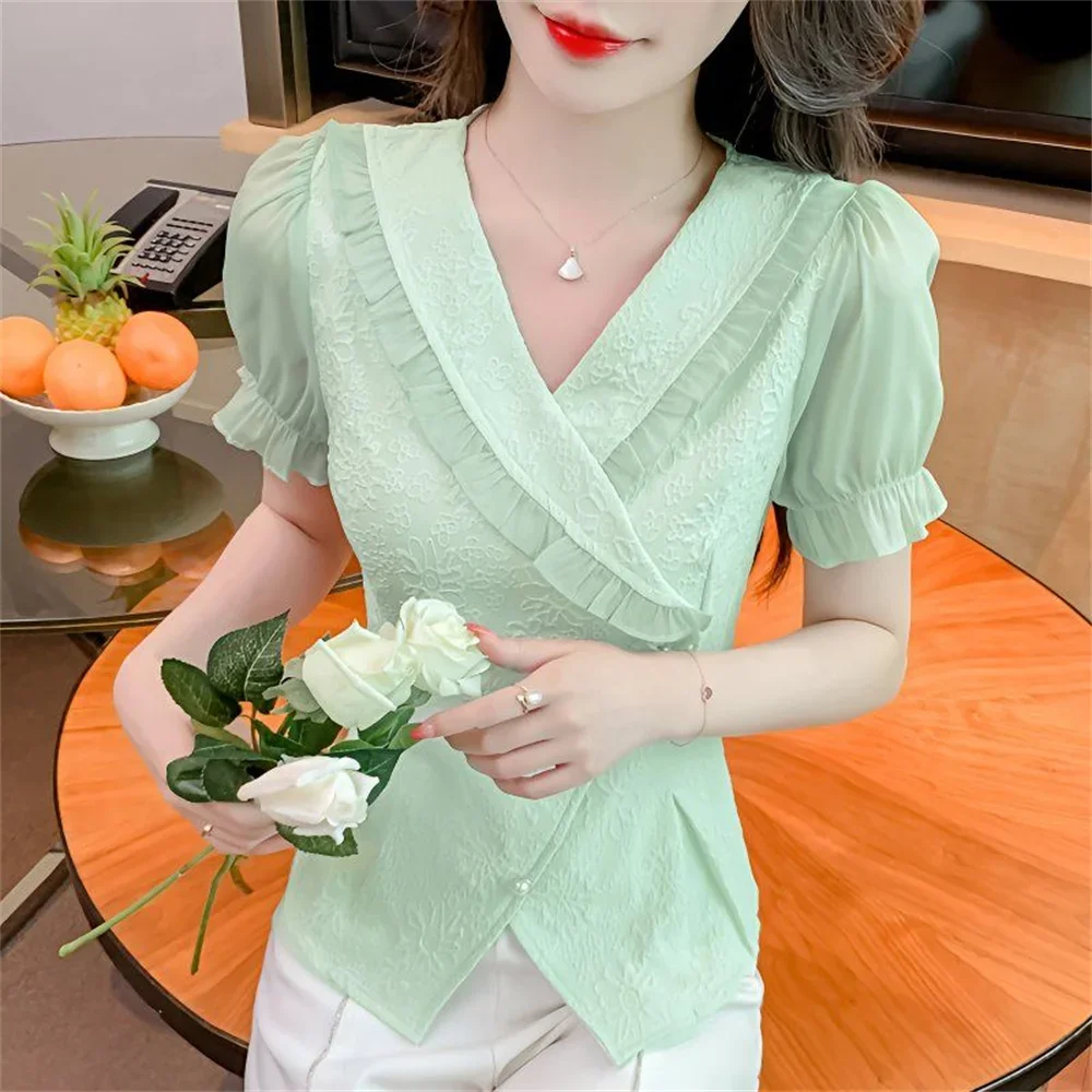 بلوزة نسائية أنيقة مكشكشة بأزرار غير متماثلة ملابس نسائية لصيف 2025 بلوفرات غير رسمية جديدة قمصان مكتب للسيدات