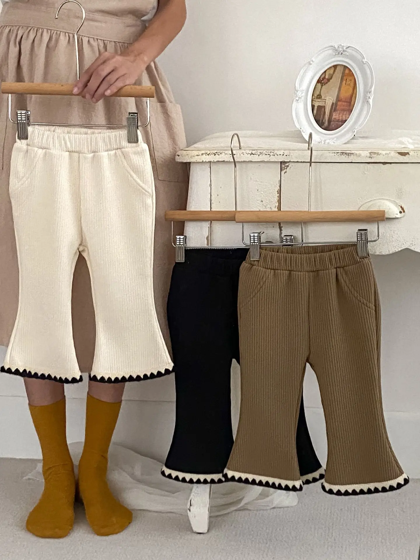 2025 invierno nuevos pantalones cálidos de lana para bebés niñas más pantalones acampanados gruesos de terciopelo pantalones sólidos para niños