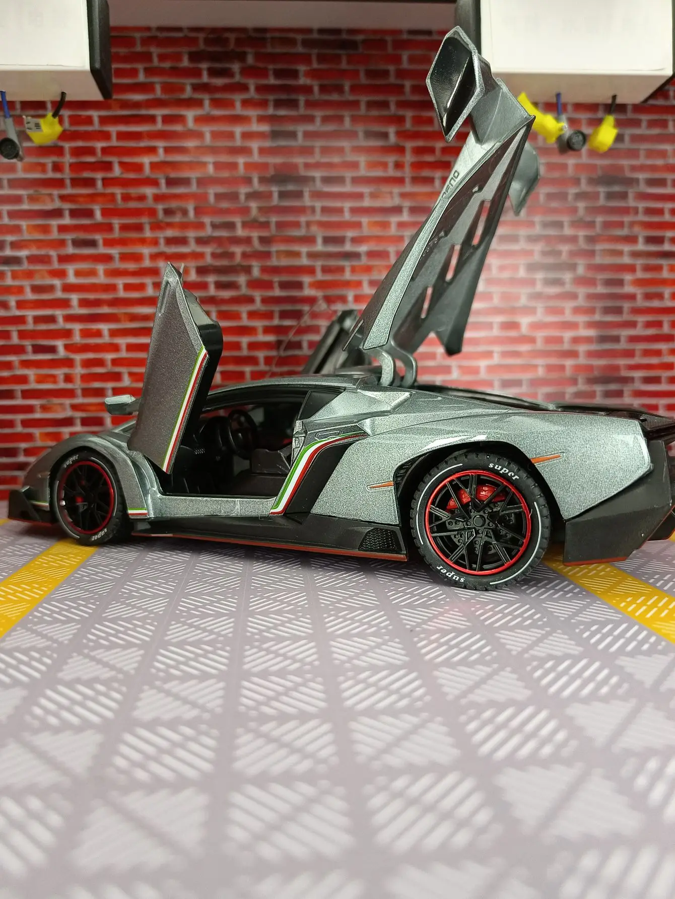 1:24 super sports car alloy car model the doors can be opened has simulated sound and lighting functions good quality