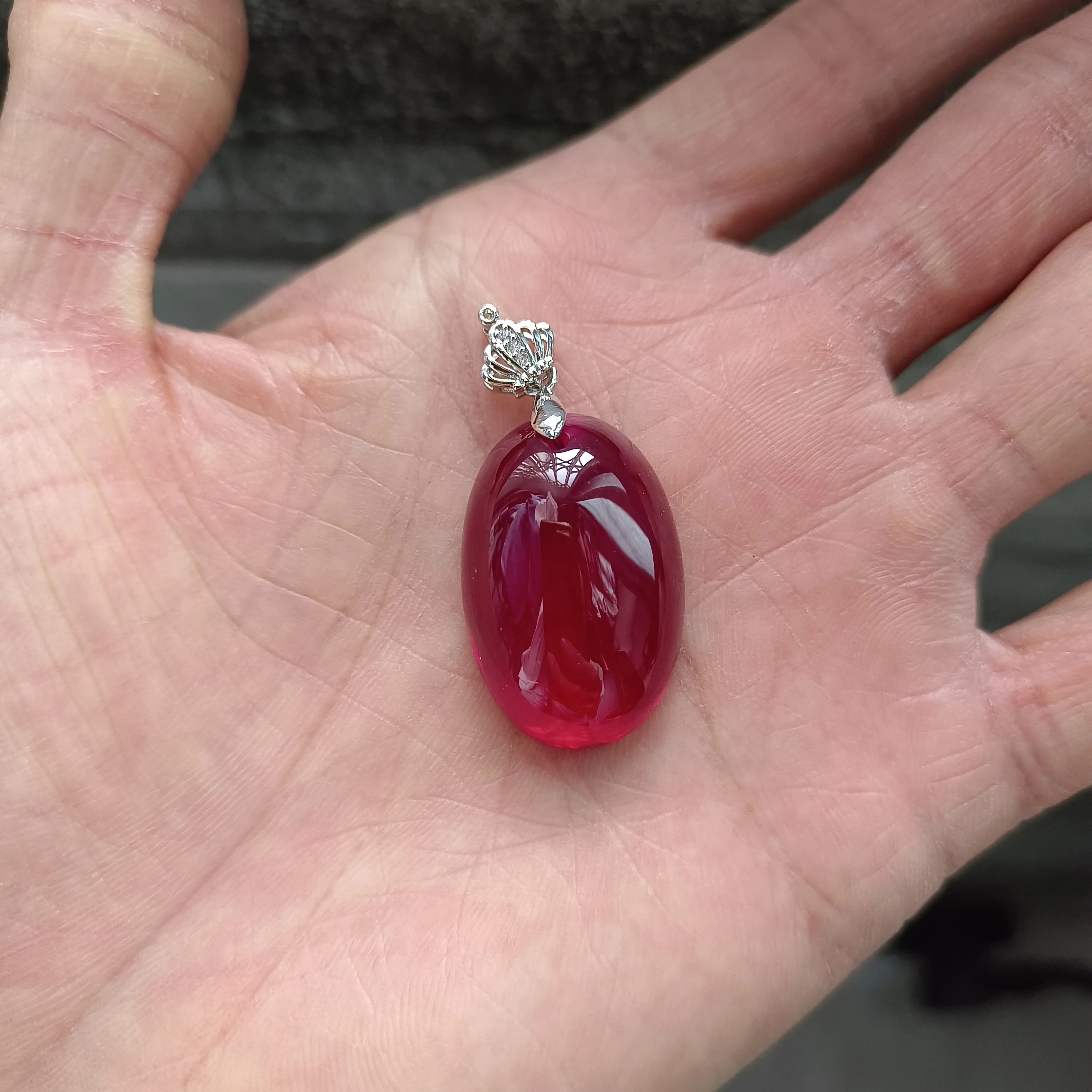 

Pigeon red ruby pendant large egg face oval 20x30mm hardness 9 purple light fluorescent reaction