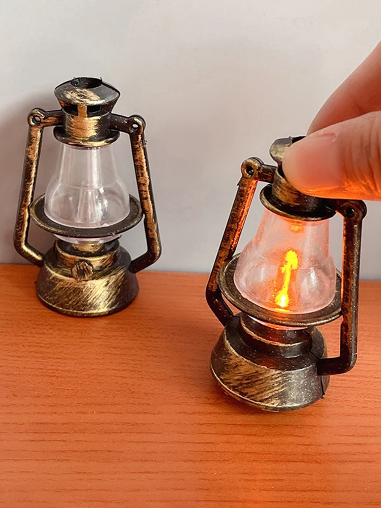 1Pc miniaturowe Retro świecące lampy naftowe Model w/bateria ściana światło oświetlenie LED dekoracja mebli dom dla lalek Living Scene Decor