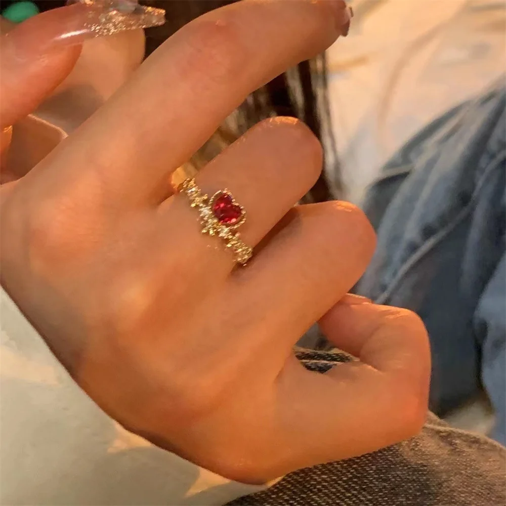 Vintage-Ring mit rotem Kristall-Edelstein für Damen, modischer Zirkon-Ring in Goldfarbe, offener Ring, Hochzeitsschmuck, Geschenk für Brautjungfern. – Detail 2