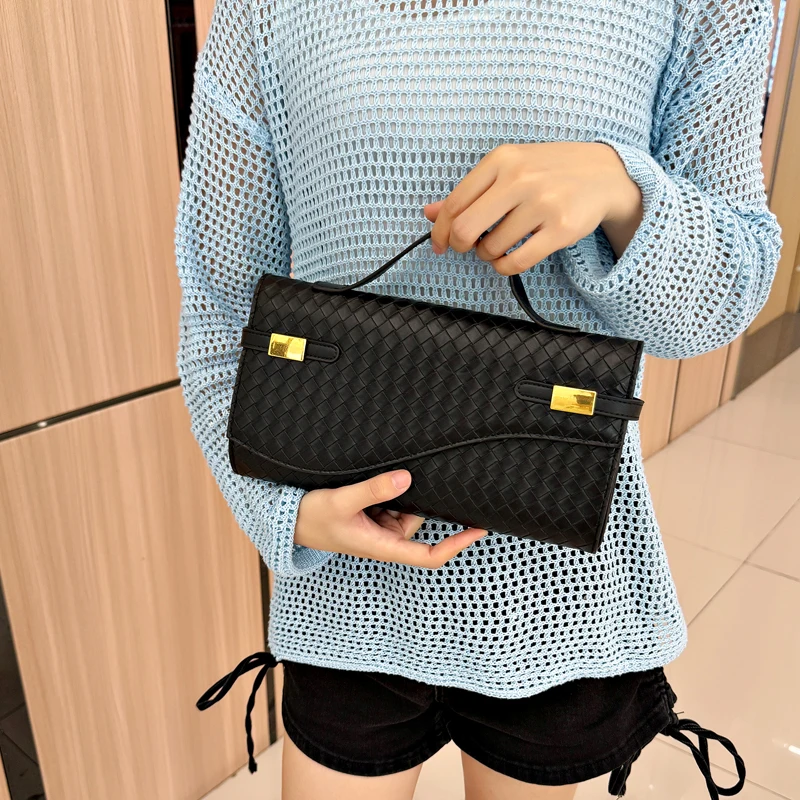 

Стильная простая однотонная сумка через плечо для женщин с высококачественным кожаным дизайном, модным буквенным логотипом и просторным пригородным поездом