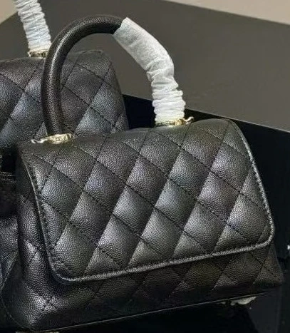 

Solid color gold double letter small shoulder handbag, lambskin caviar pattern back, checked leather wallet with buckle