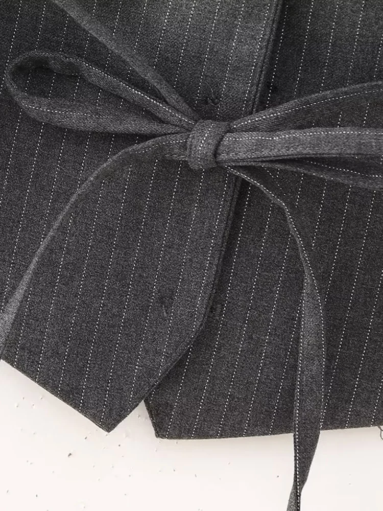 توب نسائي ضيق بياقة على شكل V وظهر مكشوف مخطط بدون أكمام قصير بلون واحد من البوليستر