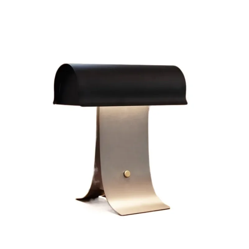 

Дизайнерская настольная лампа для спальни, отеля, декоративная, прикроватная, модель для декора.