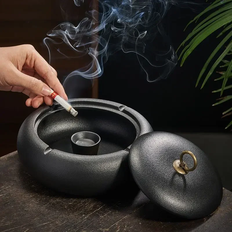 Creative Black Matte Ceramic Ashtray with Lid Indoor Wind & Ash Resistant Car Ashtray Portable Ceramic Ashtray Home Decoration