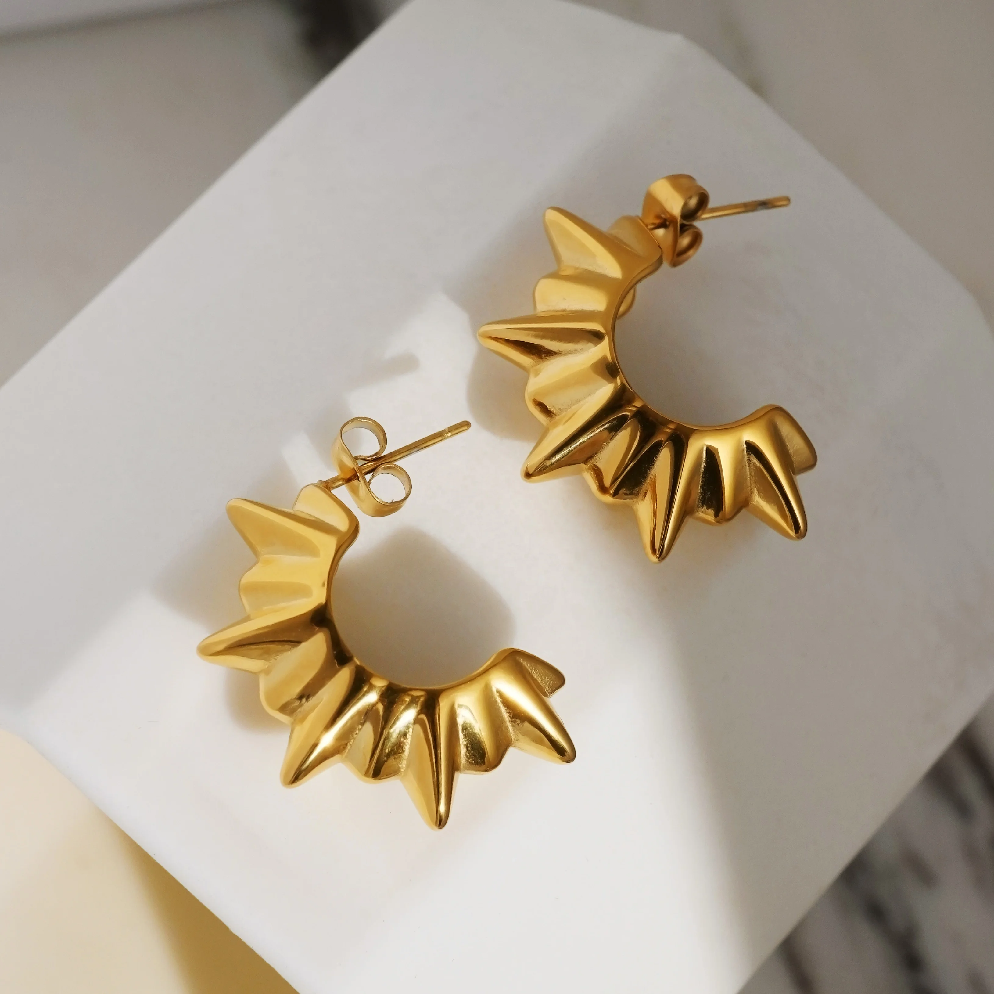 DASEIN New 18k Gold Plated Vintage Sun Gear Gothic Earrings Hypoallergenic Stainless Steel Beach Exaggerated Jewelry for Women