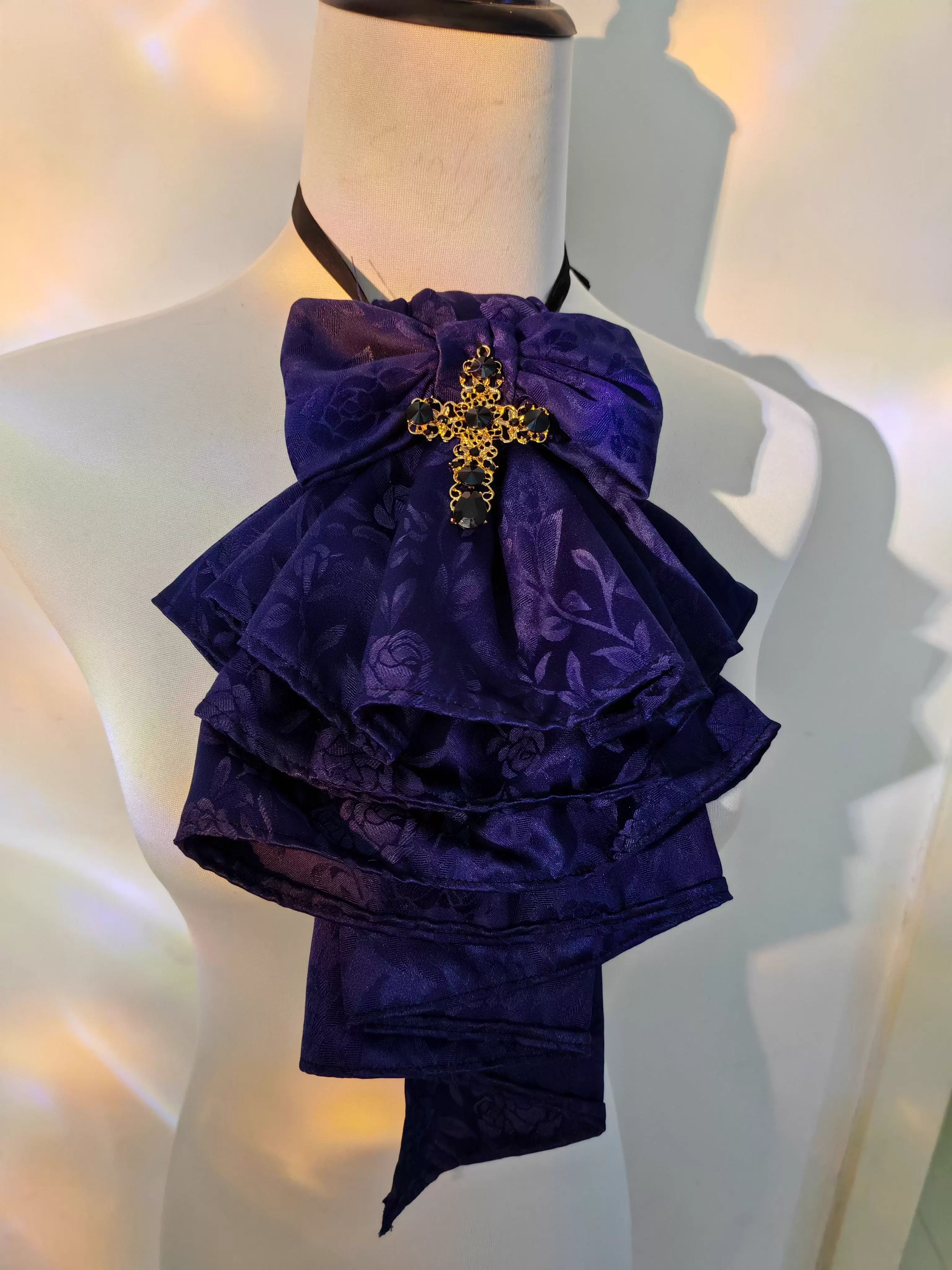 عصابة رأس كلاسيكية مصنوعة يدويًا باللون الأزرق الداكن على الطراز الأوروبي مع وشاح شيفون لامع متعدد الطبقات كإكسسوار لـ cosp #2