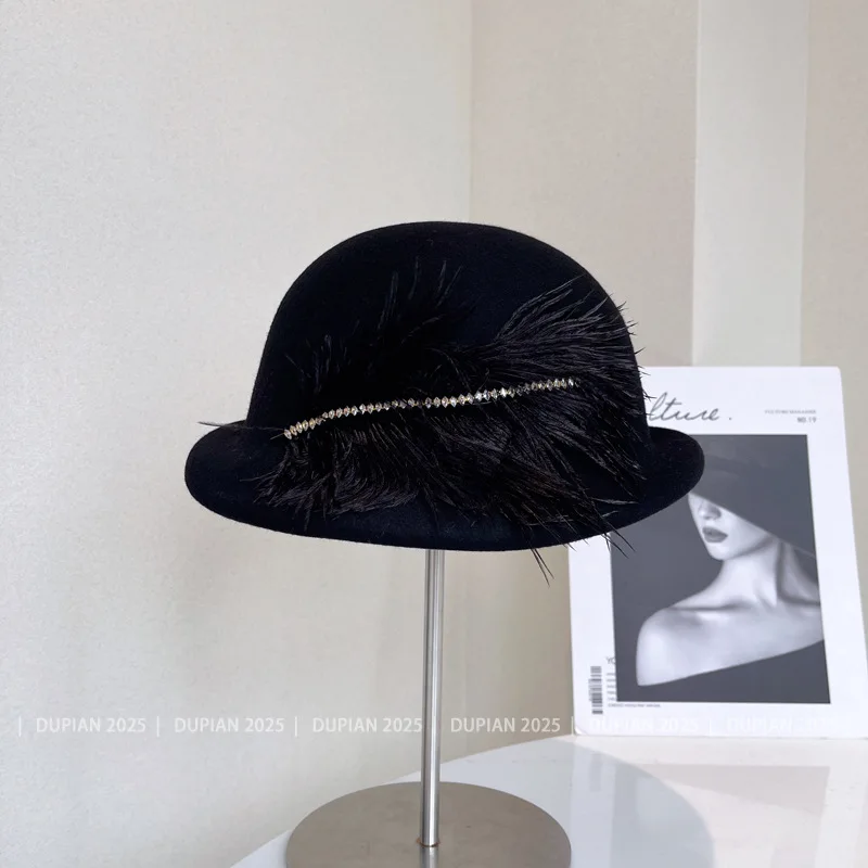 الراقية الفرنسية ريشة حجر الراين مع الصوف الزخرفية قبعة المرأة الشتاء عالية الشعور تنوعا الرسام قبعة دافئة المد أفضل قبعة