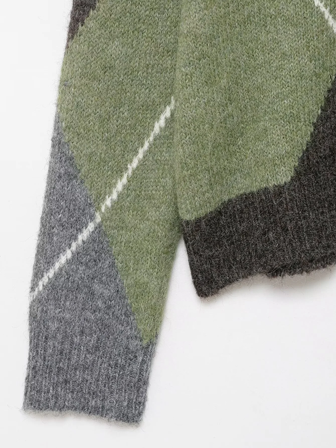 2025 Winter New Women's Sweet, Fashionable, Versatile Color-Blocked Long-Sleeved V-Neck Diamond Pattern Knit Sweater