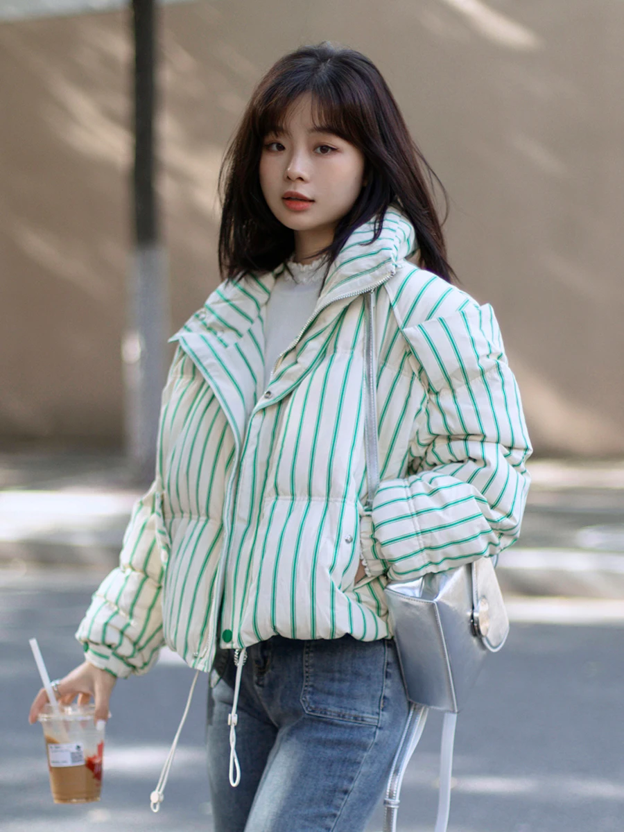 

Женская зимняя куртка-пуховик с открытыми плечами, утолщенная, с воротником-стойкой, в полоску, маленького размера, с наполнителем из перьев.