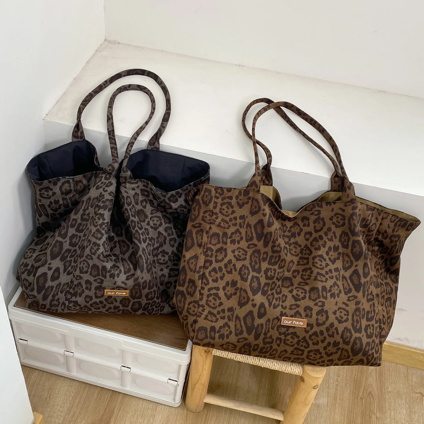 

Large capacity leopard printing shoulder women new simple and personalized tote shopping bag casual commuting bag