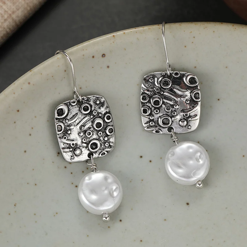 Retro Texture Hanging Earrings For Women Irregular Circle Pattern Inlay Imitation Pearl Artistic Sense Pendant Earring Jewelry