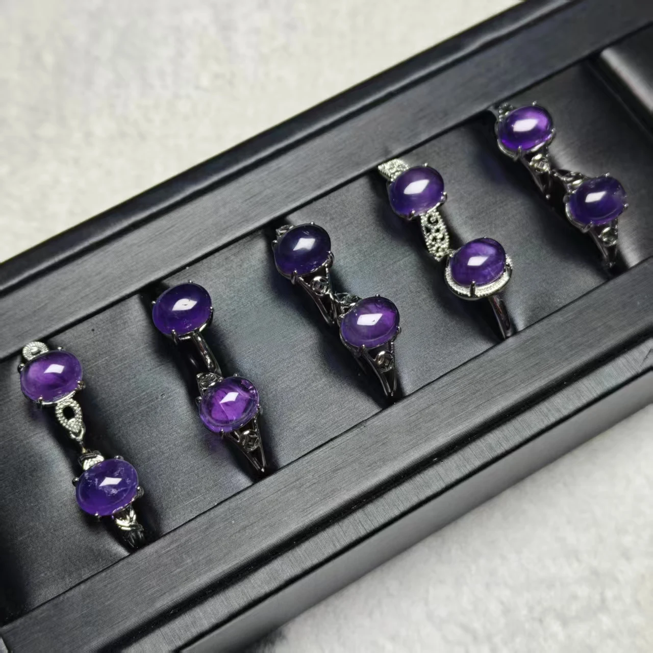 Natürlicher Amethyst-Ring, modisch und luxuriös, mit hochwertigen Verzierungen besetzt, Kristallschmuck, verstellbar, neues Design. – Detail 3