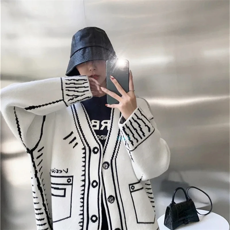 2026 الكتابة على الجدران سترة امرأة طويلة الأكمام فضفاضة سترة برقبة على شكل v الخريف/الشتاء الشارع الشهير محبوك المرأة بالأزرار Y2K معطف