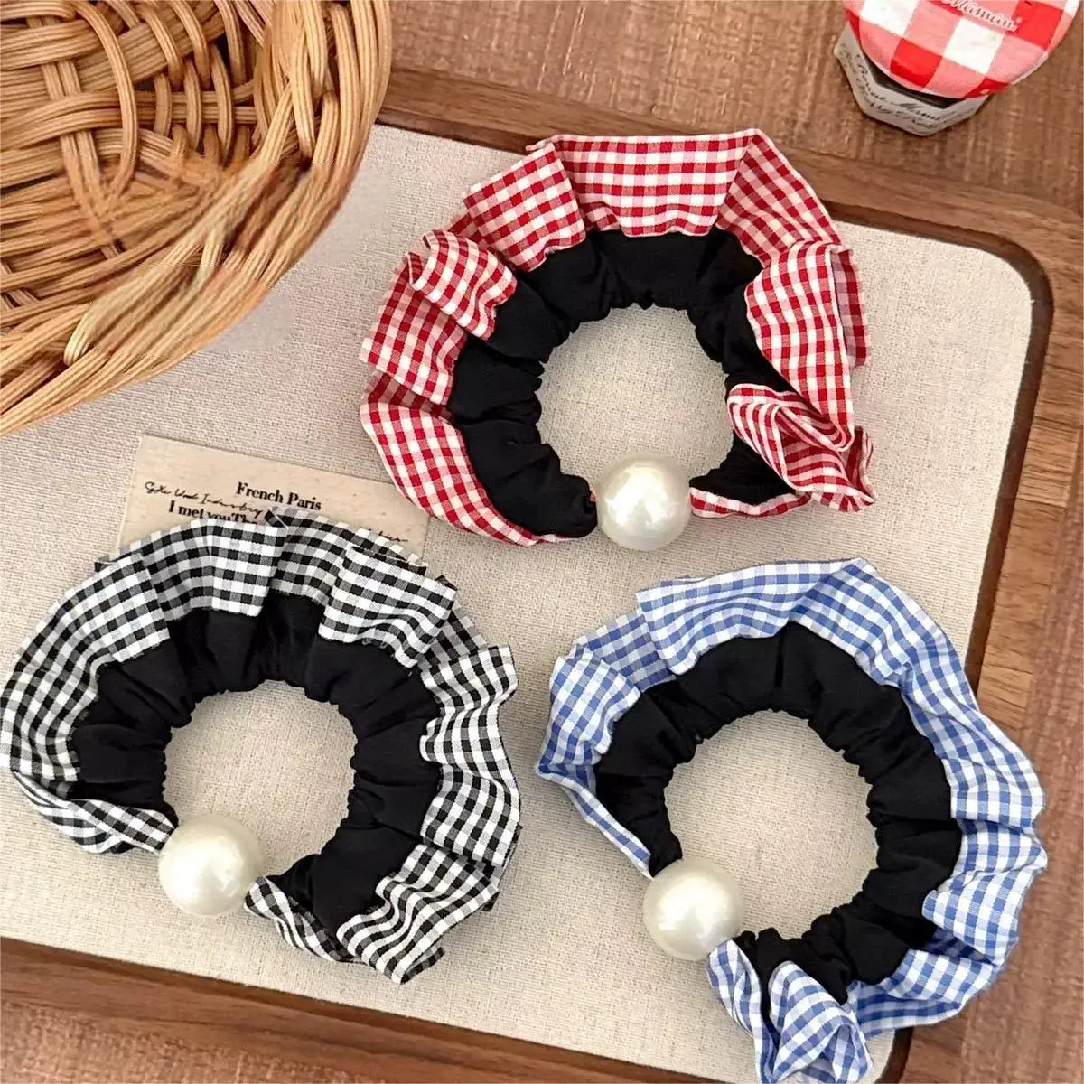

Checkered Pearl-Embellished Satin Scrunchie - High-Quality Hair Tie, Elegant And Fashionable Women'S Hair Accessory.