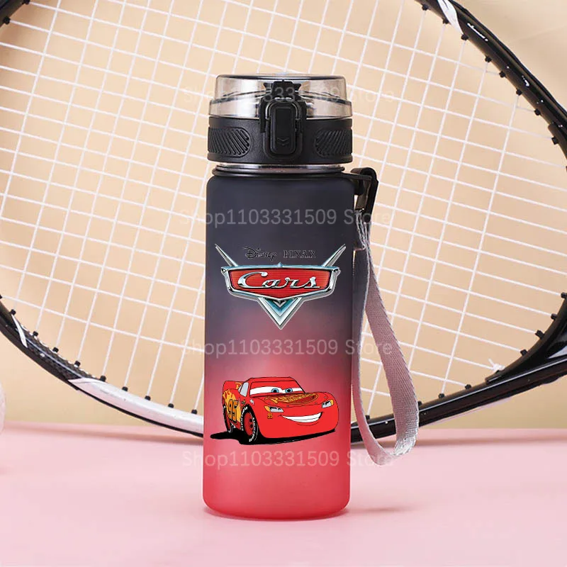 Kubek Disney Pixar Auta Gradientowy Kolor Zygzak McQueen 600ml Pojemny Kubek na Wodę Przenośny Kubek ze Słomką Prezent