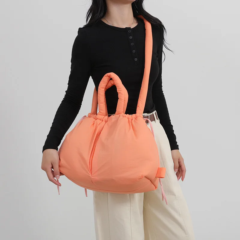 Bolso de mano acolchado de gran capacidad para mujer, bandolera de hombro con correa anudada de nailon, de diseñador, a la moda