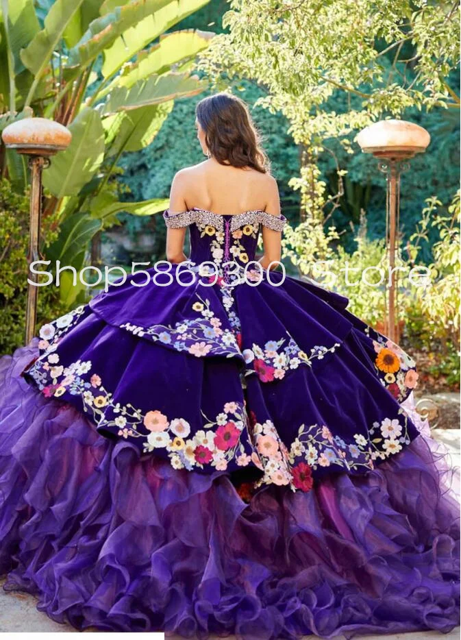 Charro เปิดไหล่ชุดเดรส quinceanera แต่งระบายผ้ากำมะหยี่สีม่วงดอกไม้พองพองผ้าคอร์เซ็ท vestidos de XV Sweet 15