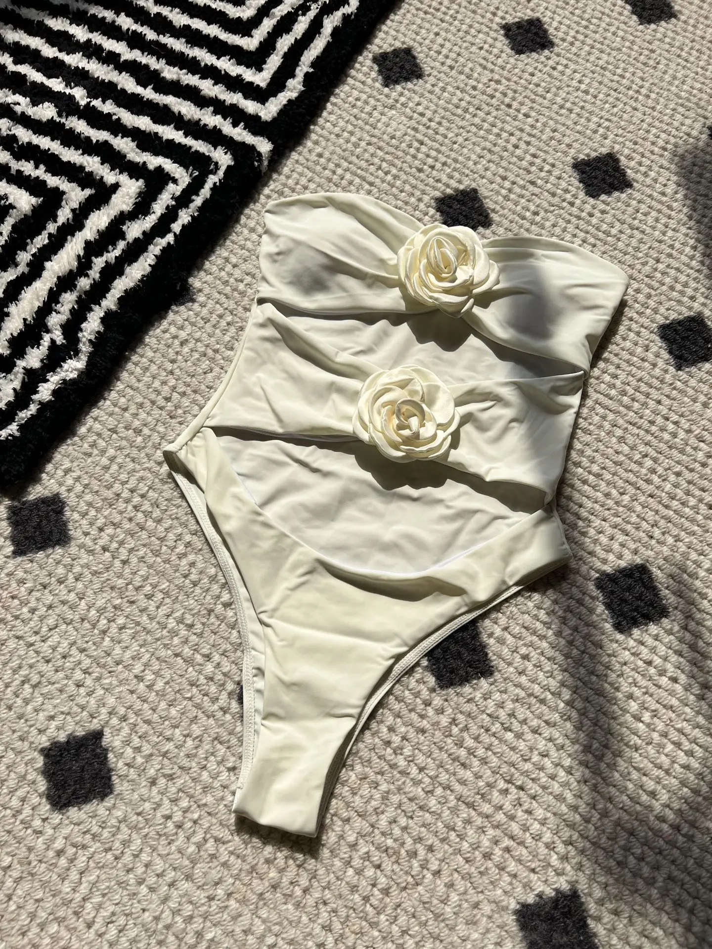 Traje de baño de una pieza con flores 3D para mujer, nuevo Bikini calado de cintura alta, traje de baño sin tirantes sin espalda para vacaciones en la playa de verano 2025