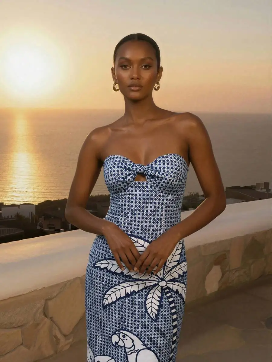 Vestido maxi azul y blanco sin tirantes con escote corazón, lazo recortado y estampado de loros tropicales, largo hasta el suelo, estilo bodycon.