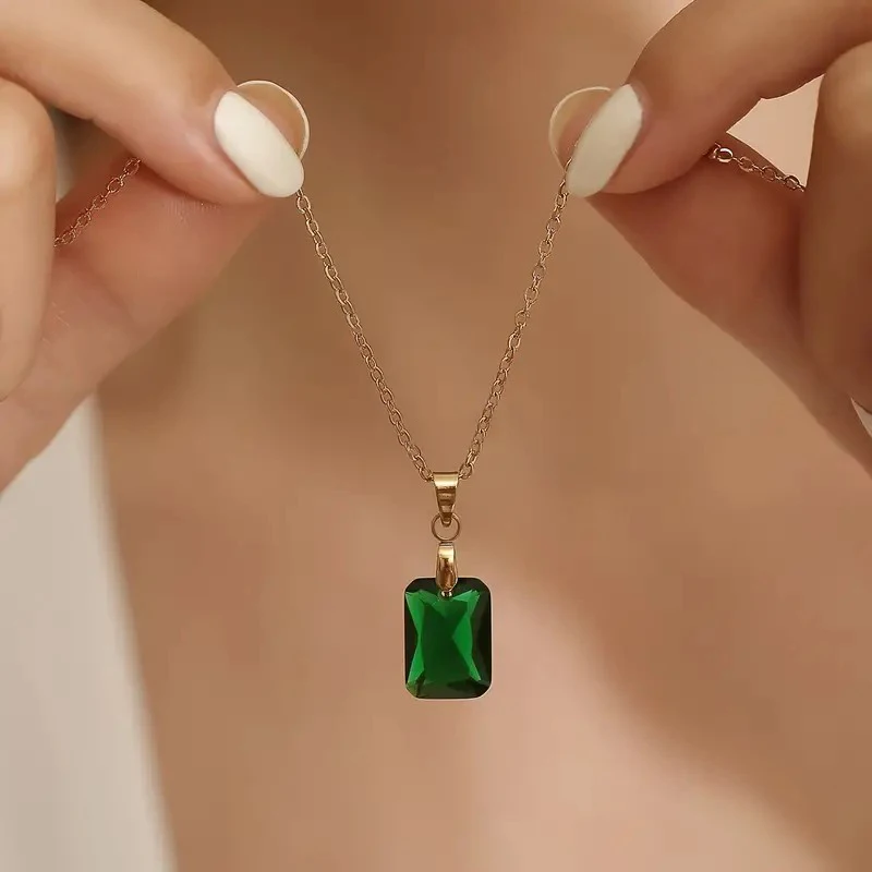 Huitan quadratische grüne Zirkonia Anhänger Halskette für Frauen einfache stilvolle Design Gold Farbe Braut Hochzeit Halsketten Schmuck