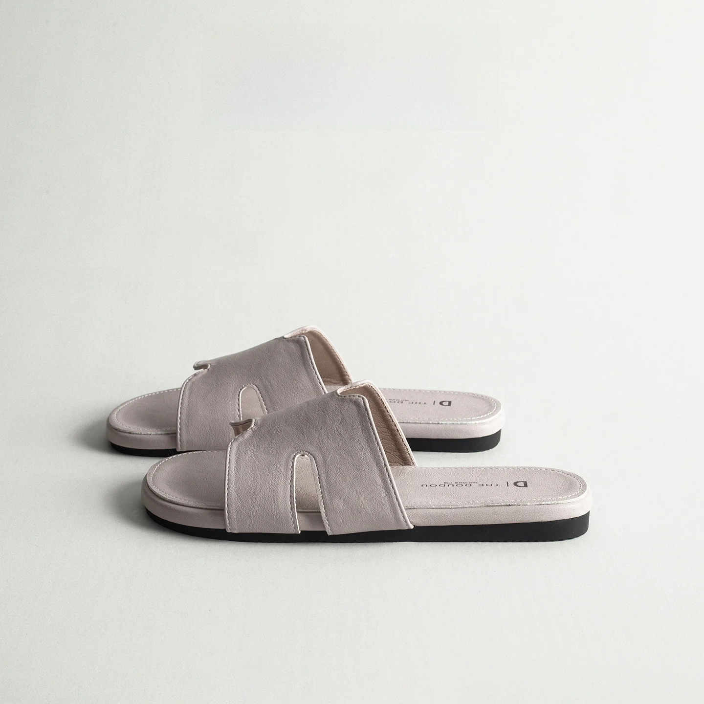 

Leather Flat Bottom Single Strap Sandals Women's 2026 Summer New Outdoor Commuting H Sandals Lightweight Casual Anti-slip Sli...