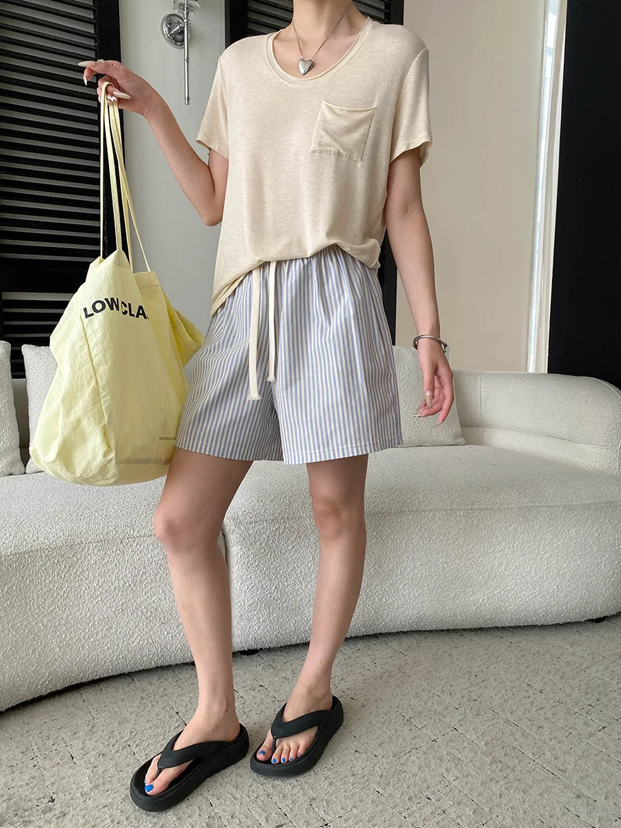 Sommerliches Damen-T-Shirt mit Rundhalsausschnitt, Tasche und lockeren kurzen Ärmeln – Detail 21
