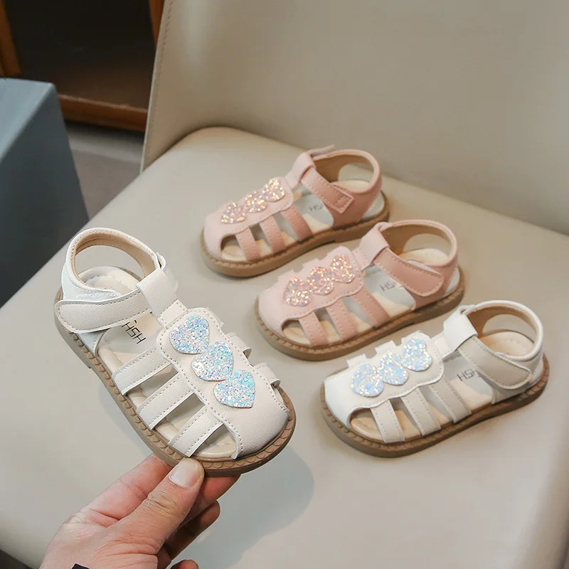 

Детская летняя обувь с блестящим сердцем, однотонные модные сандалии из искусственной кожи с закрытым носком для девочек, детские сандалии принцессы с крючками и петлями на мягкой подошве