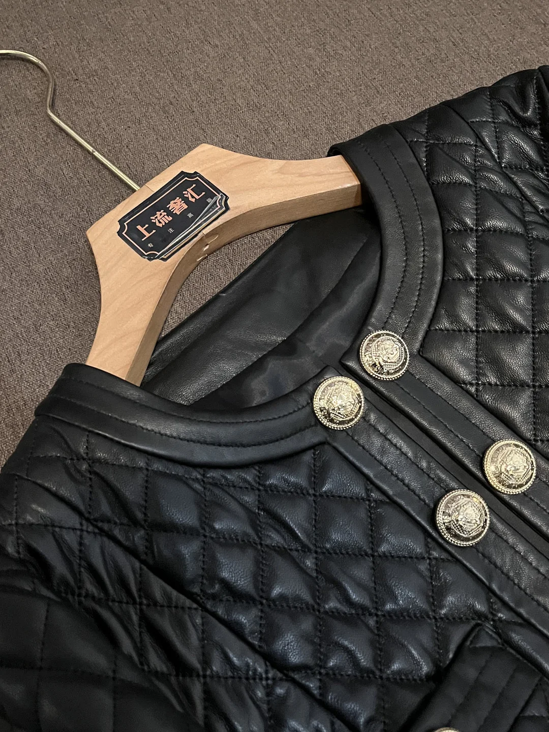 レトロなスタイルの本革ジャケット、女性用シープスキンコート、ファッショナブルなマットデザイン、2025年冬新作