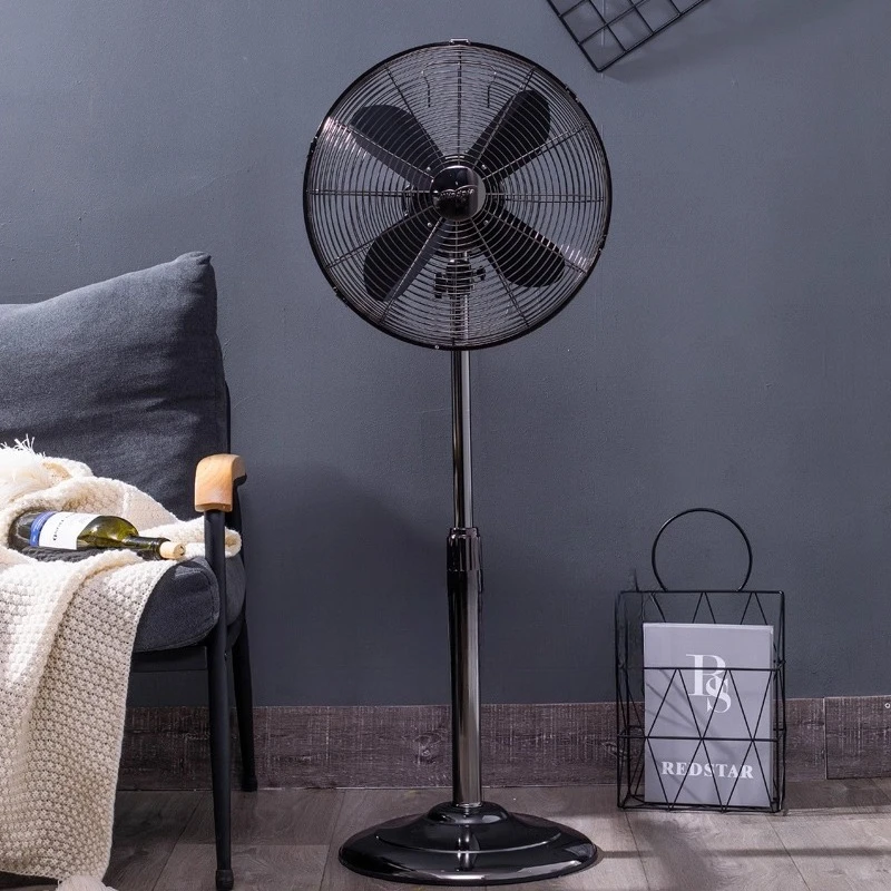 Ventilatore elettrico retrò dal pavimento al soffitto, ventilatore domestico in metallo con foglie di ferro, sala da pranzo, negozio verticale del soggiorno