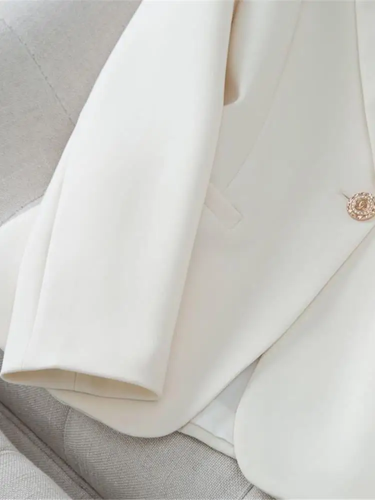 سترة بيضاء مصممة خصيصًا للنساء ربيع 2024 ضيقة أنيقة قصيرة الطول مناسبة للمكتب بأكمام طويلة تصميم نظيف من الشركة المصنعة الصينية