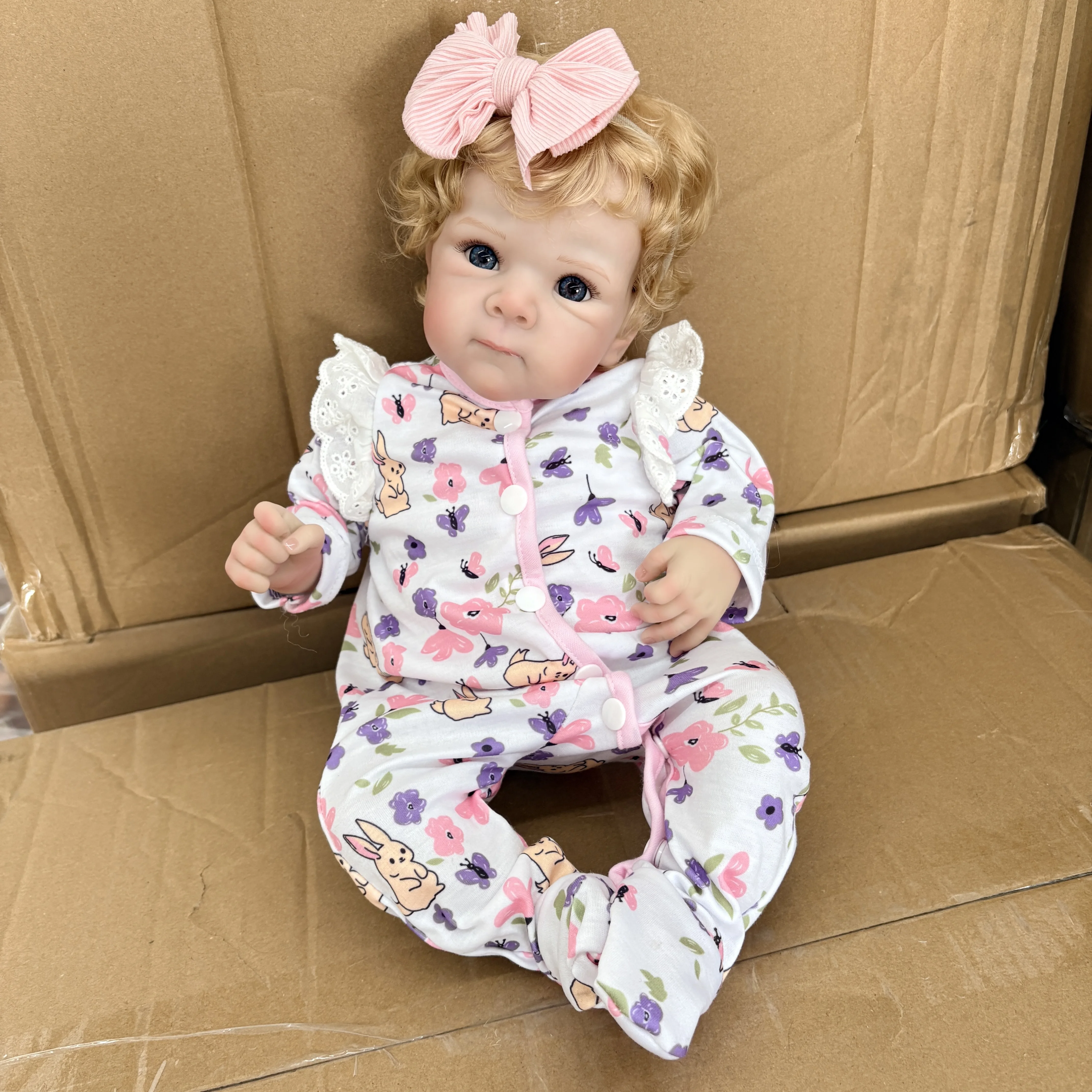 Bambola Reborn Bettie da 18'' con Capelli Ricci Radicati a Mano e Dettagli Realistici delle Vene, Outfit con Stampa Coniglietto, Bambola Neonata per Regalo ai Bambini