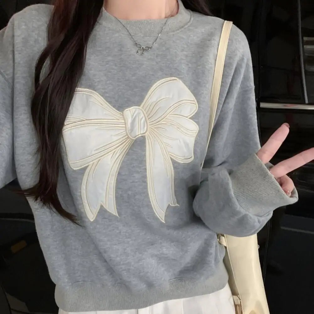 เสื้อฮู้ดดี้โอเวอร์ไซส์ผู้หญิง แต่งโบว์ปัก คอกลม แขนยาว ทรงหลวม ผ้าพลัฌ ใส่สบาย เหมาะสำหรับฤดูใบไม้ร่วงและฤดูหนาว เนื้อผ้าบางเบา