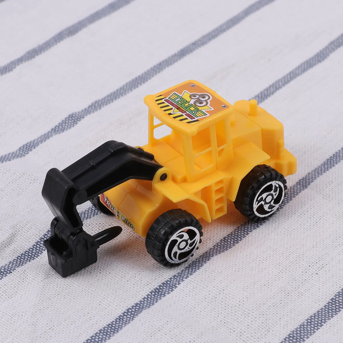 6Pcs Safe Premium Plastic Mini Construction Trucks Engineering Vehicles for Boys Girls Play Gift Festival Reward Decoration Cake