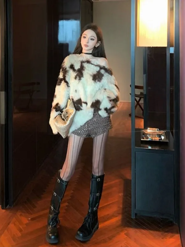 

Ретро-модный комплект из свитера и шорт с асимметричным вырезом, элегантный готовый образ (OOTD) на весну 2026, комфортный свободный крой, круглый вырез горловины