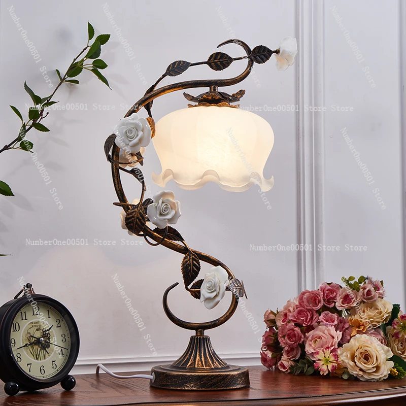 

French retro Vintage art desk lamp medieval pastoral rose atmosphere living room bedroom bedside lamp