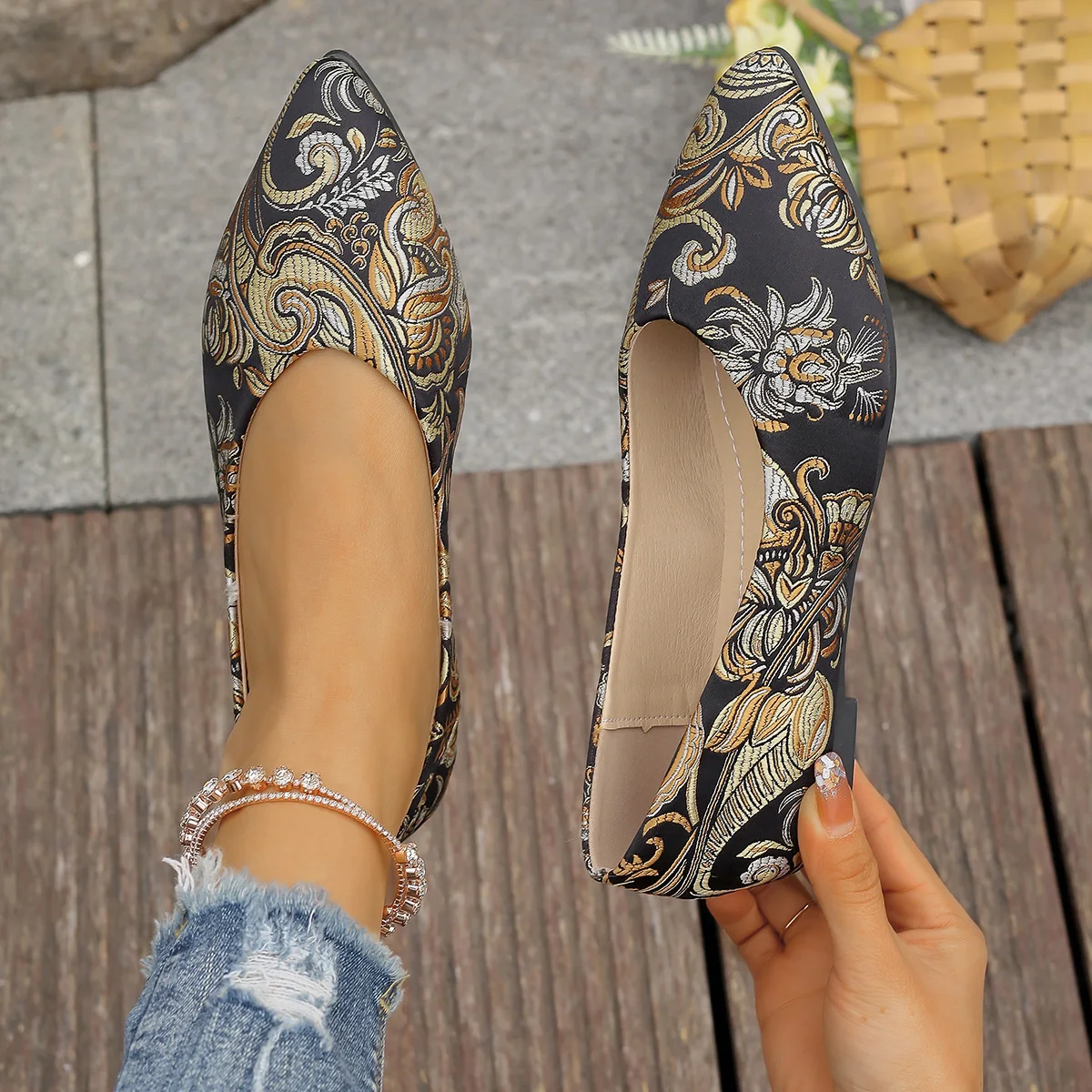Image of Orientalische Brokat-Spitzenschuhe mit Blumenmuster, Ethnische Slip-on Freizeitschuhe für Damen, Geeignet für Partys und Feiertage