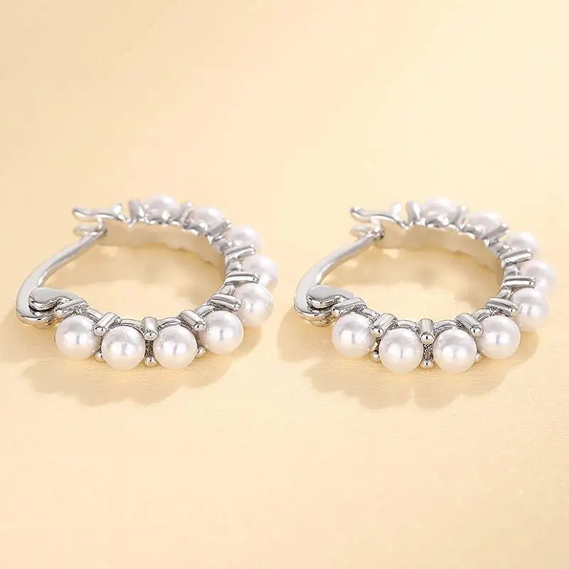 Huitan Elegante Imitationsperlen-Ohrstecker für Damen Luxuriöse Hochzeits- und Alltags-Accessoires in Silberfarbe Modischer Partyschmuck