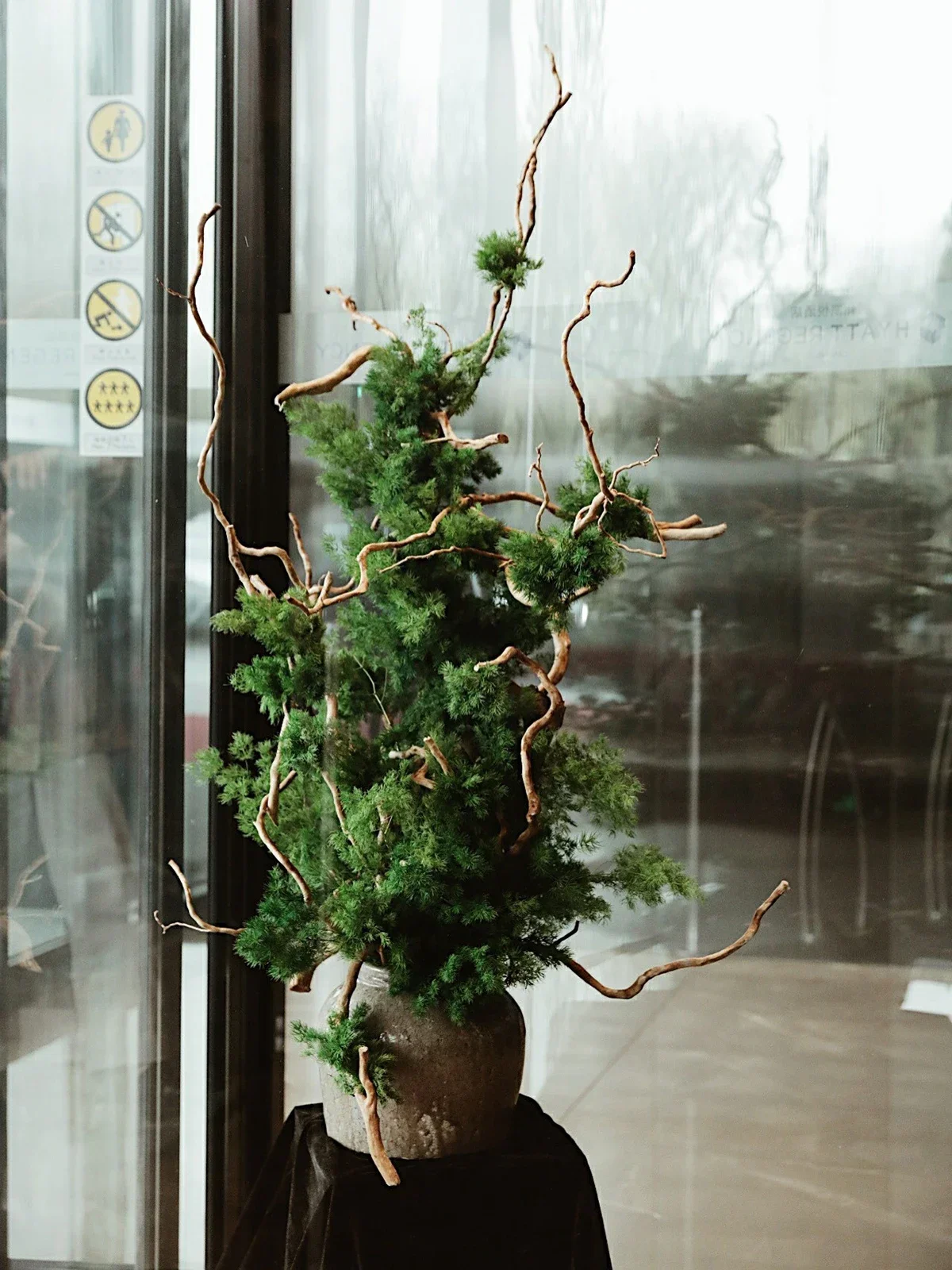 Hotel simulation revolving door floral arrangement flower decoration welcome pine shopping mall large green plant fake pine tree