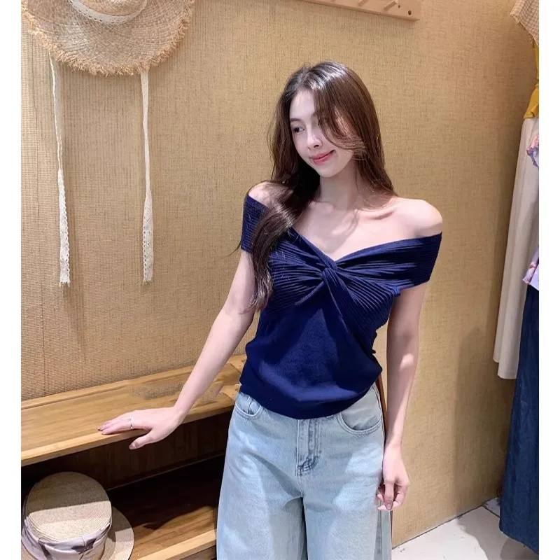 One shoulder twisted knit short sleeved T-shirt unique and beautiful waist hugging slim fit off shoulder top